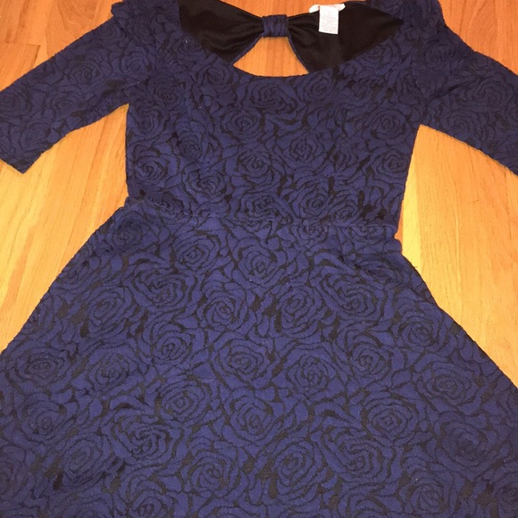 Dresses - Picture 2 of 4